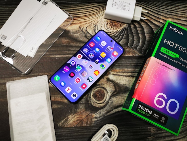 В комплекте есть бампер, наклейка на экран, зарядка