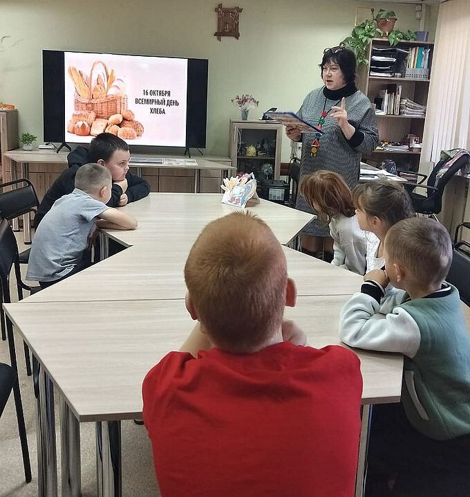 Дети слушают библиотекаря Бикетову Наталью Юрьевну