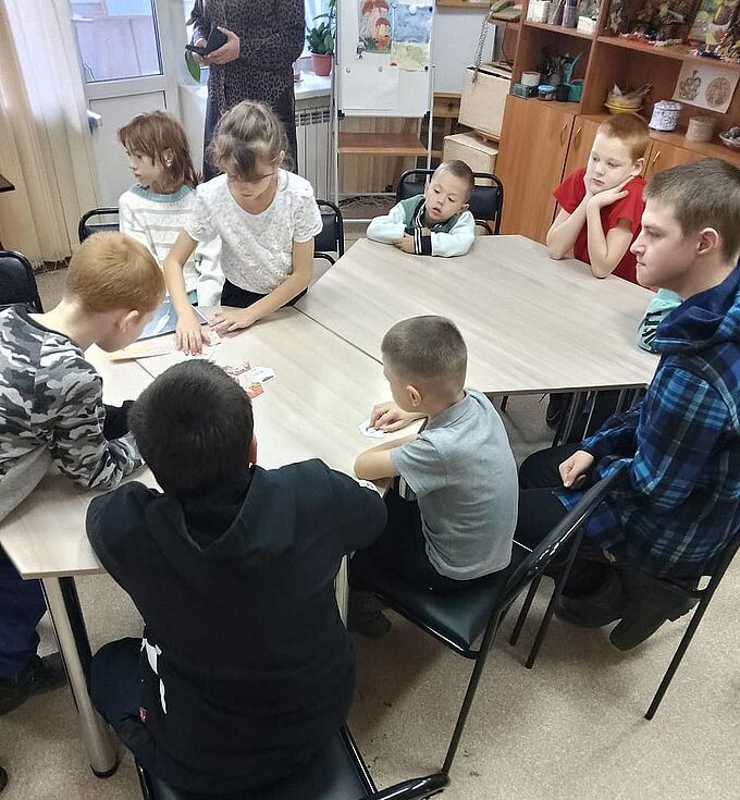 Дети за столом складывают пазлы