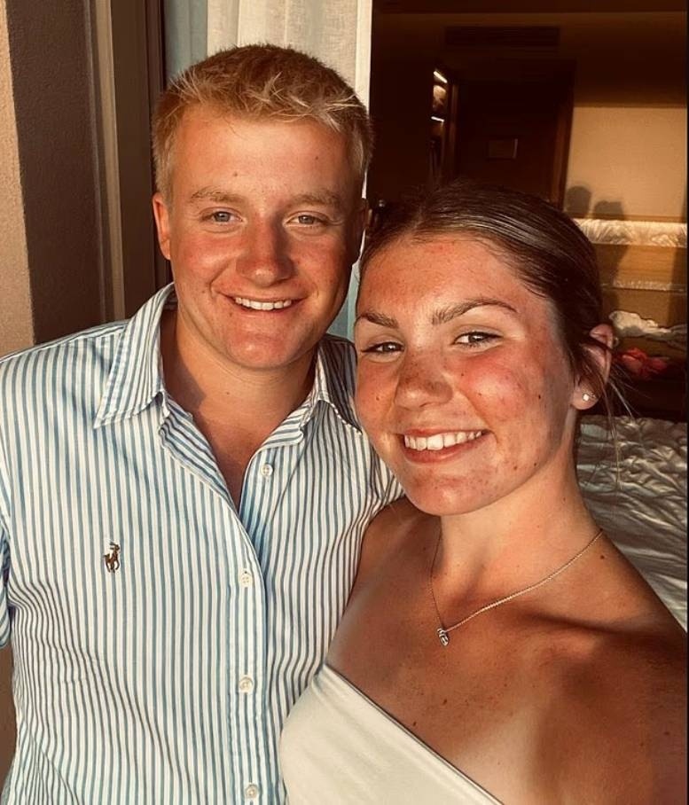    Харли Пирс и его возлюбленная Холли УоттсСоцсети