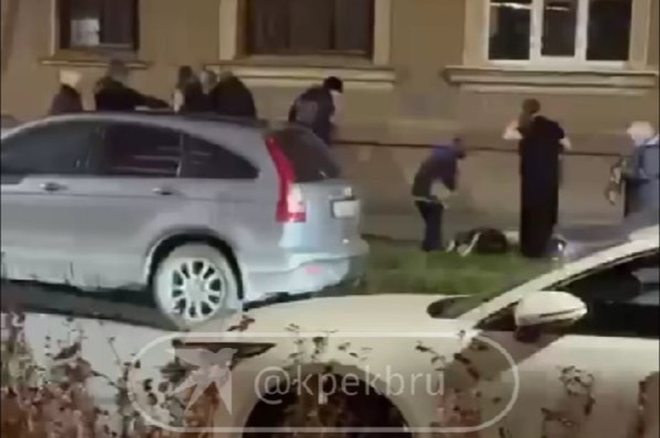    Водитель такси выстрелил в мужчину 4 раза из пневматического пистолета. Фото: скриншот видео