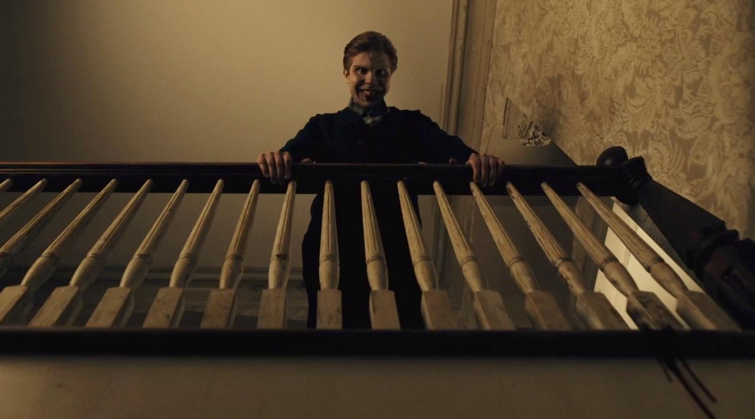     Кадр из сериала «Извне» (2022-...)