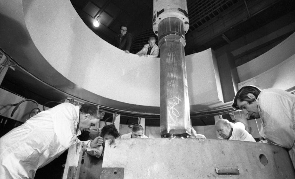 Монтаж корпуса реактора ИБР-2. jinr.ru