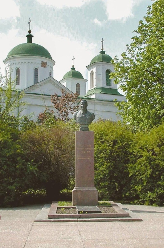    На Украине осквернили могилу писателя Аркадия Гайдара