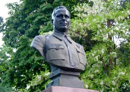    На Украине осквернили могилу писателя Аркадия Гайдара