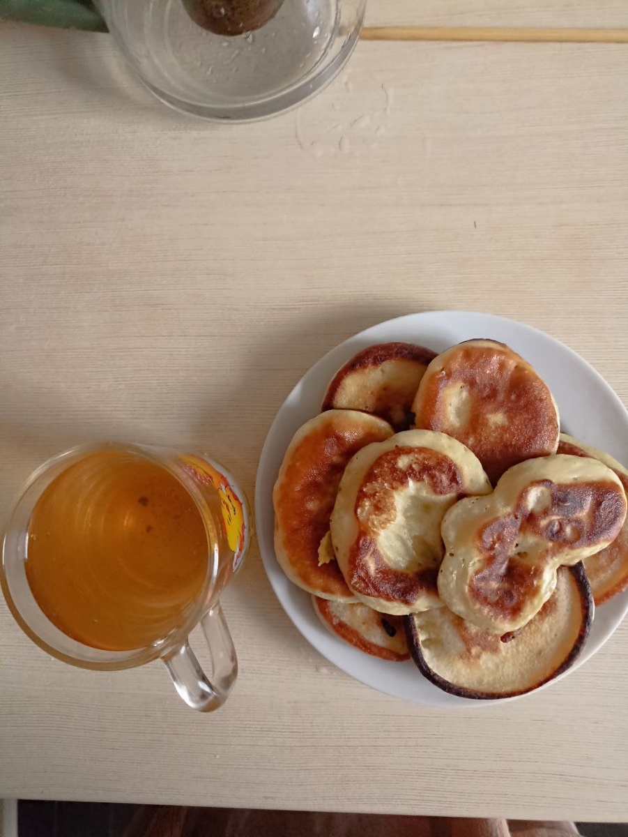 Сладкий чай с домашними оладушками прекрасный завтрак