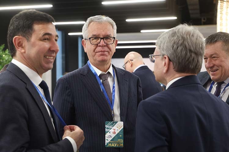    Сегодня утром ректор КФУ представил в качестве руководителя Института физики 67-летнего Андрея Поминова (в центре), который до недавнего времени работал первым заместителем министра образования и науки РТ.   
Фото: «БИЗНЕС Online»