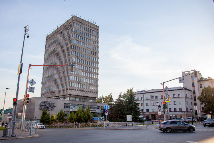    Физфак — это «один из ведущих учебно-научных центров Поволжья и России в области физики, космической геодезии и астрономии». Институт объединяет 17 кафедр, 67 учебных и 31 научную лаборатории, три обсерватории, планетарий. Здесь учатся более 1,3 тыс. студентов и свыше сотни аспирантов, работают 310 преподавателей и научных сотрудников, 190 инженерных работников.   
Фото: «БИЗНЕС Online»