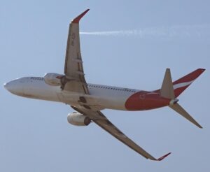    На Boeing 737 нет слива топлива, но иногда оно самопроизвольно выливается через вентиляционные отверстия топливных баков