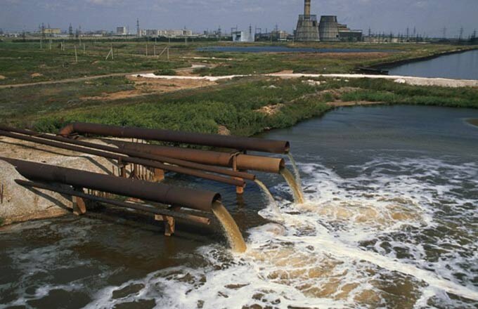 Сточные воды металлургических предприятий могут загрязнять водоёмы различными примесями и вредными соединениями