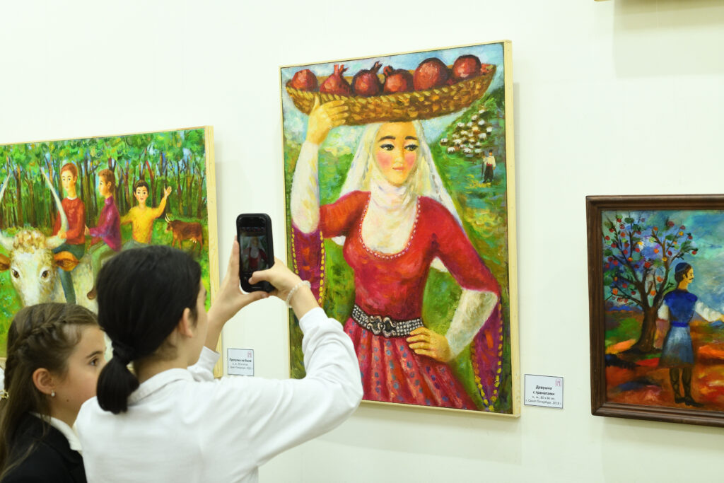      Работы питер­ского художника Э. Григорьян вызвали большой ин­терес у молодежи Ирина