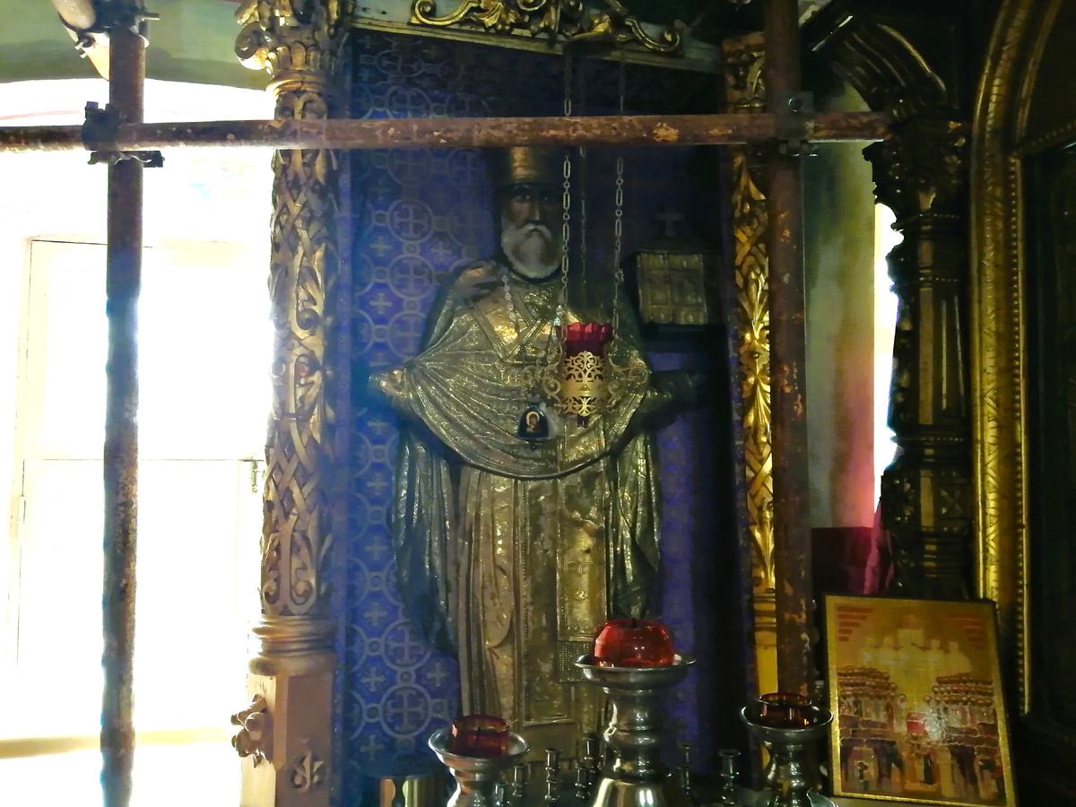 Николай Чудотворец в Покровской церкви Волоколамска. Перенесен из села Черленково