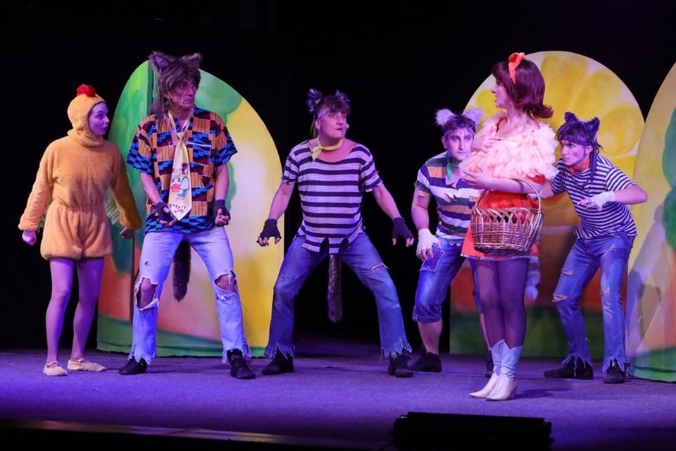    Ко Дню отца в Мариупольском драмтеатре состоялся показ сказки «Золотой цыпленок». Фото: Минкультуры ДНР