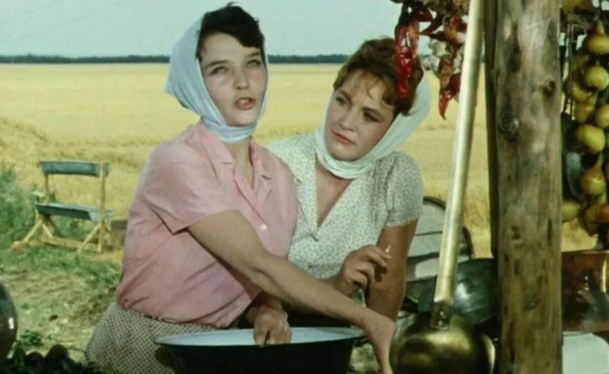 Кадр из к/ф «Стряпуха» (1965). Светлана Светличная и Людмила Хитяева. 