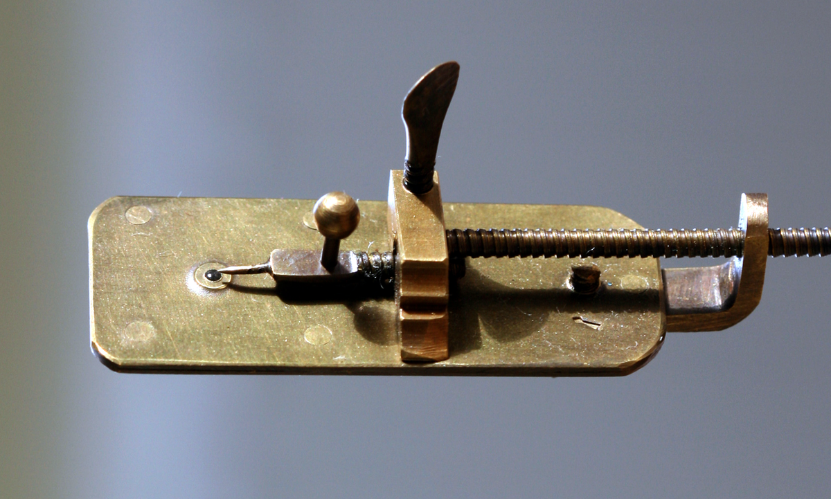 Микроскоп Левенгука с увеличением до 300 раз. wikipedia