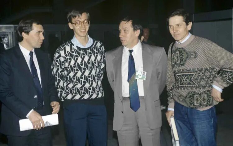 Гата Камский с отцом, 1991 (оба в центре)