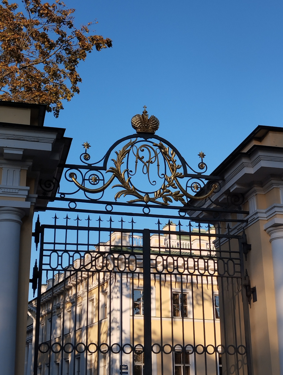 Вход на территорию Каменноостровского дворца. 