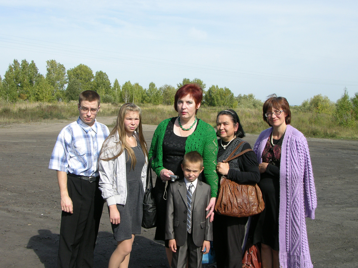 Участники поездки. Фотография на подъезде к Большеречью.