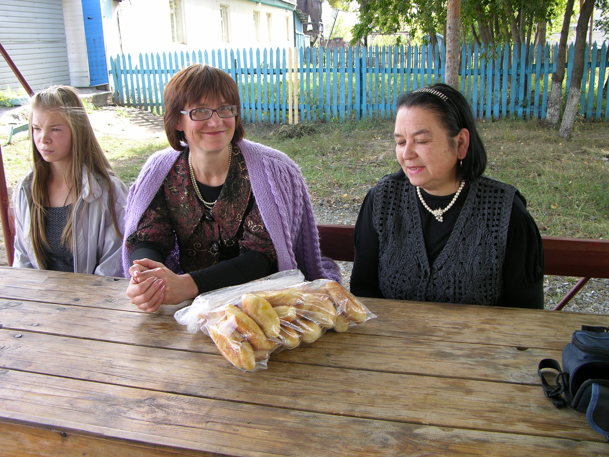 Отчётливо помню, как мы сидели за столиком возле придорожного кафе и ели пироги. С чем они были, не помню. С капустой, кажется, и с морковью. 