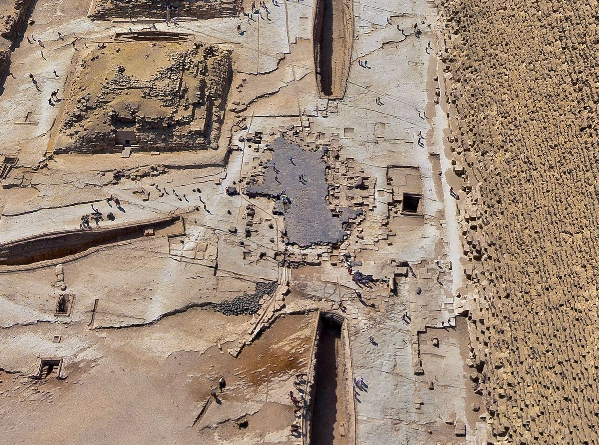 Базальтовая площадка у пирамиды Хуфу в Гизе: контраст чёрных плит и известняковых блоков, рядом камеры для царских ладей.