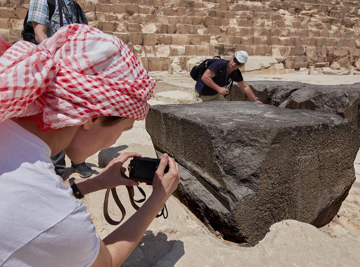 Египет, Гиза: фрагмент базальтового пола у пирамиды Хуфу, внимание к деталям древней кладки.