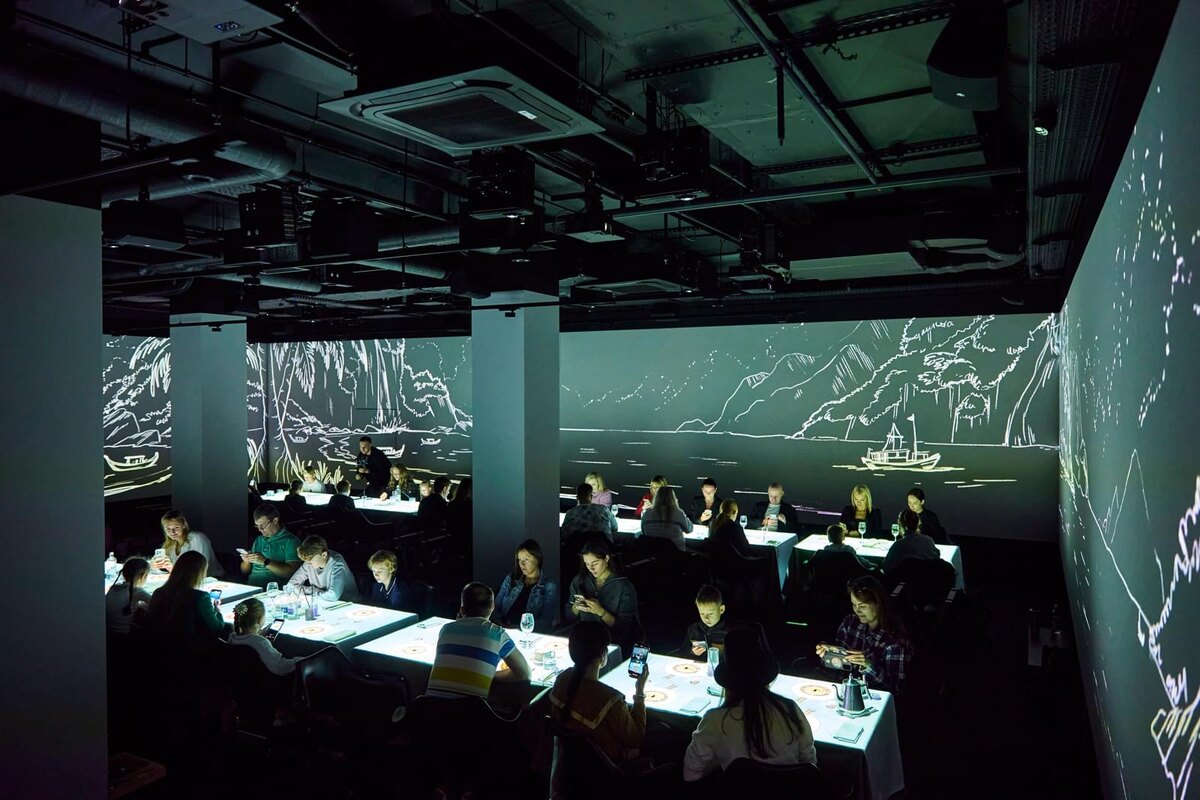 Если хотите удивить всю семью — вам сюда. Еда оживает прямо на тарелке и ведёт гостей в гастрономическое путешествие по миру. Не просто ужин, а настоящее 3D-шоу, где еда становится частью спектакля. Формат, который одинаково восхищает и взрослых, и детей.