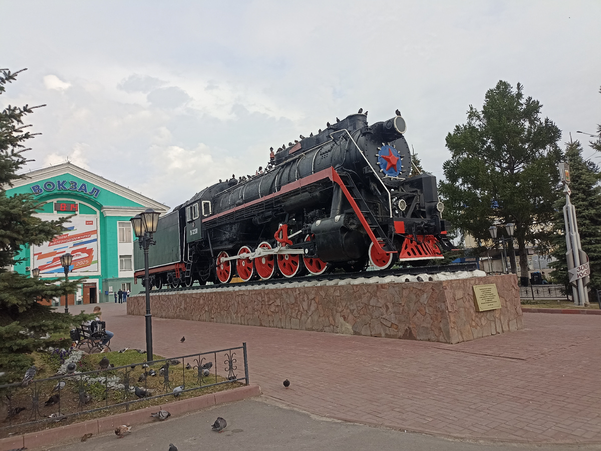 Паровоз у вокзала в Кемерово