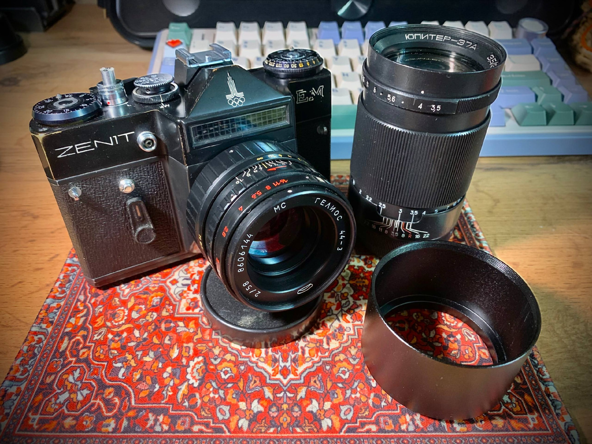 Зенит ЕМ с объективом Гелиос 44-3 МС и Юпитер 37А.