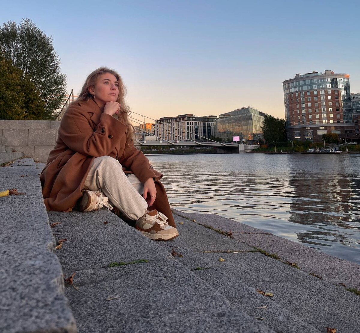 Любуюсь закатом на набережной