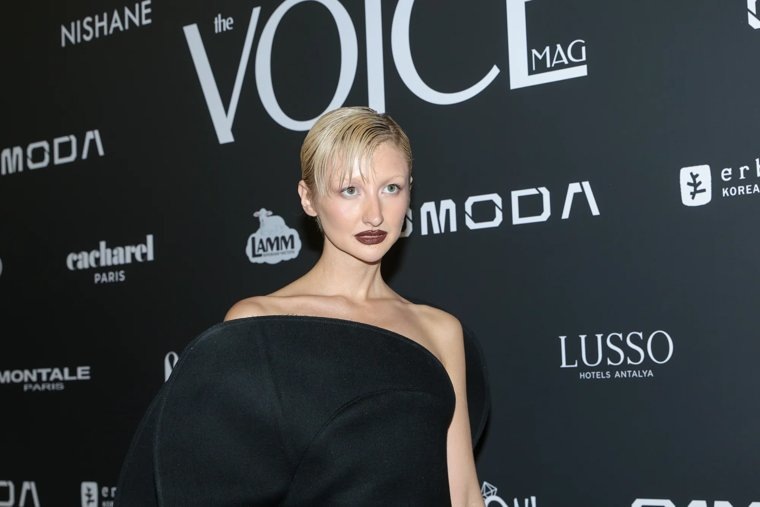     Марго Овсянникова — российская певица и блогер, известна под сценическим псевдонимом Margo