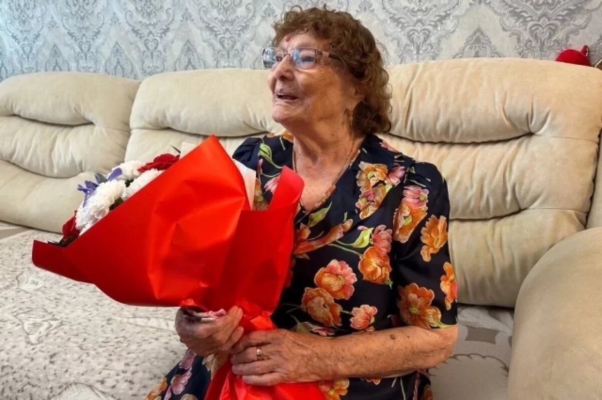    Школьники и представители мэрии поздраваили именинницу.