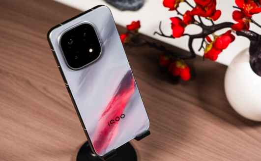 iQOO 15: Геймерский монстр