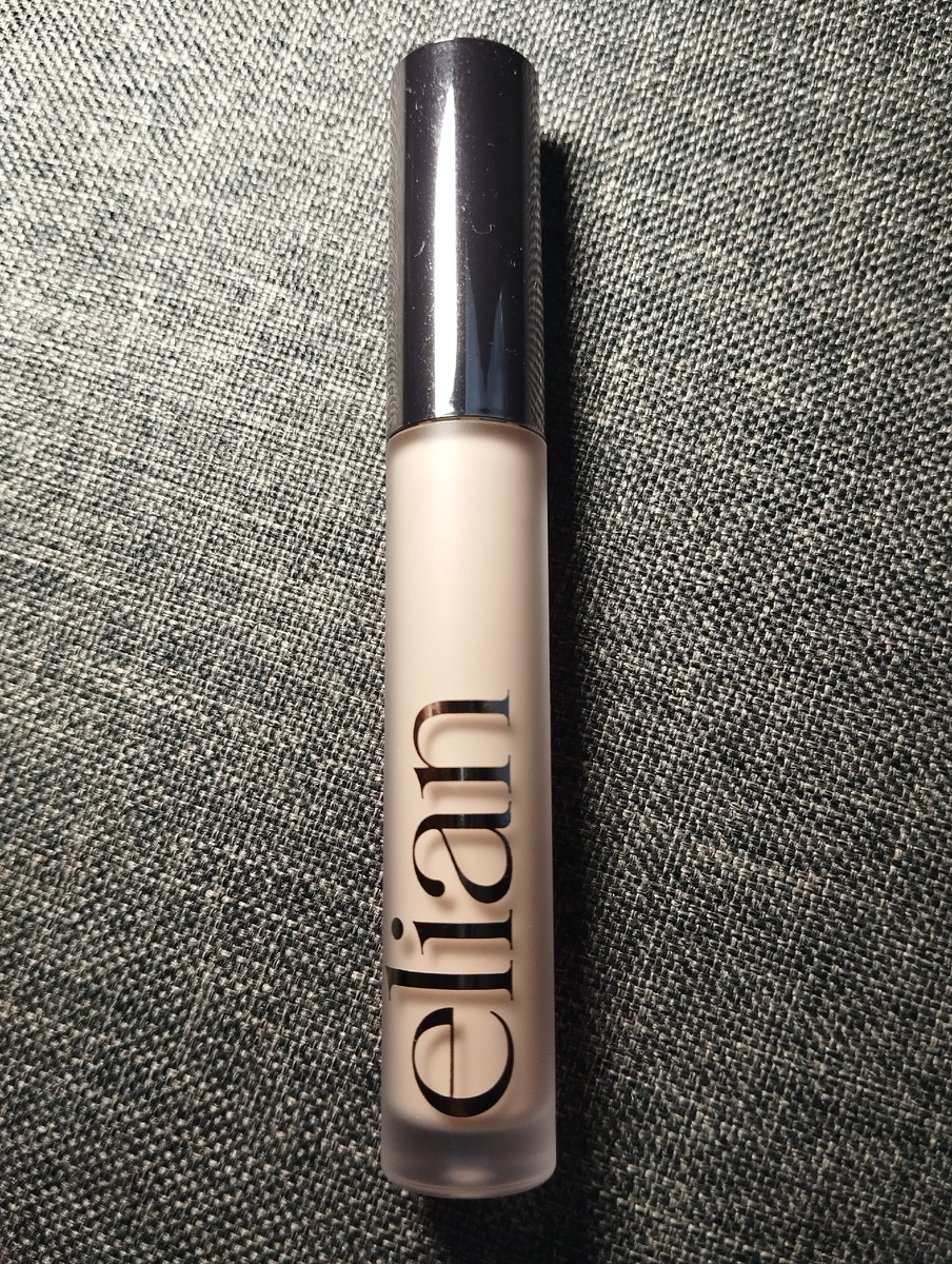 Новая версия консилера, покупала в Л'Этуаль за 670 рублей. 