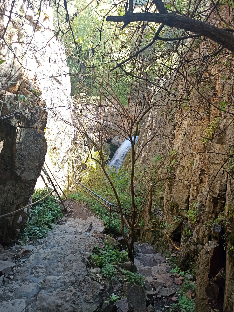  Лестница ведущая к Медовым водопадам