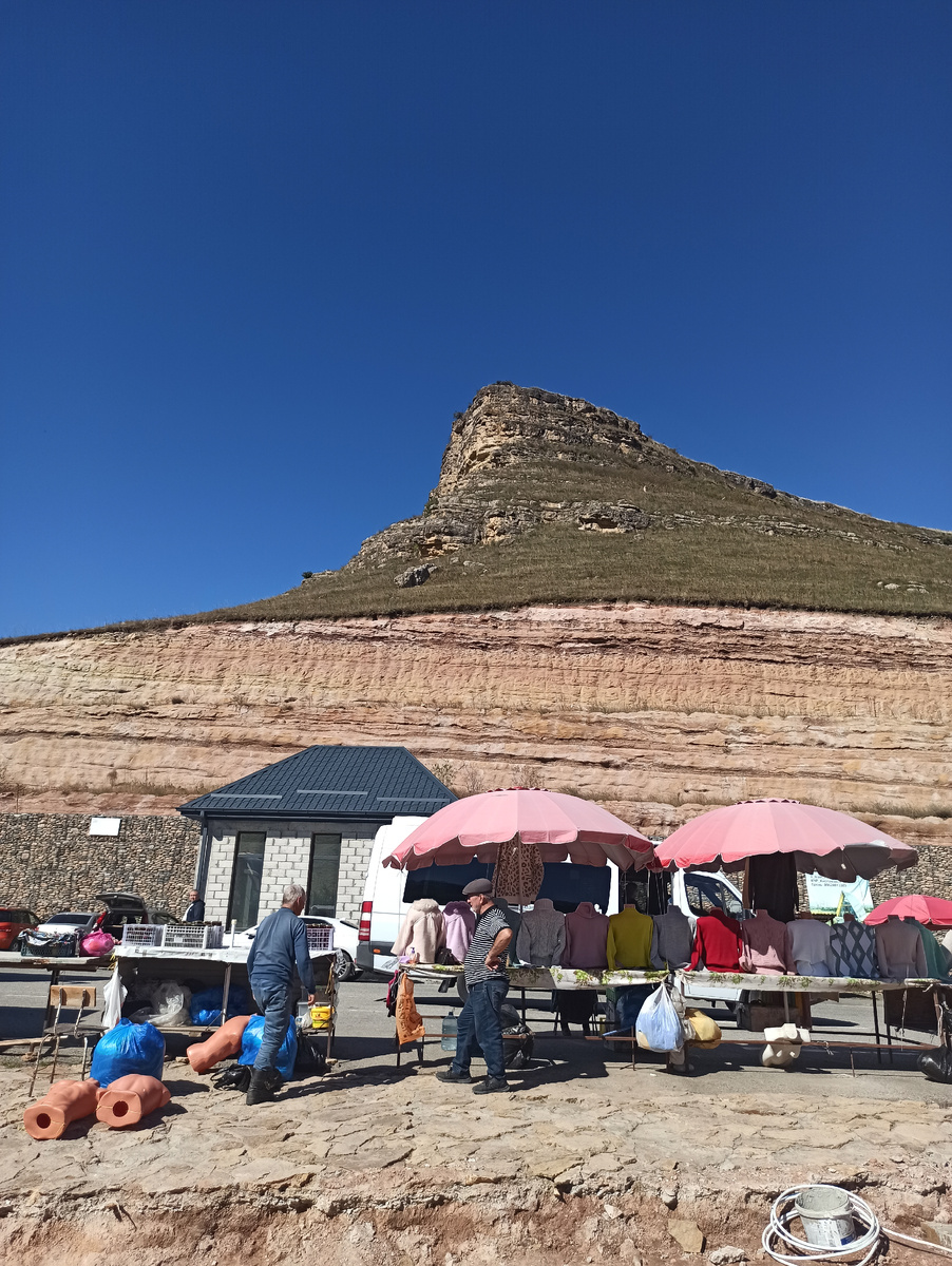  Рынок перед комплексом Медоые водопады