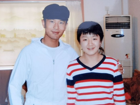 Редкое семейное фото, опубликованное фанатами в китайских соцсетях как детское фото Жэнь Цзялуня (подлинность не подтверждена)