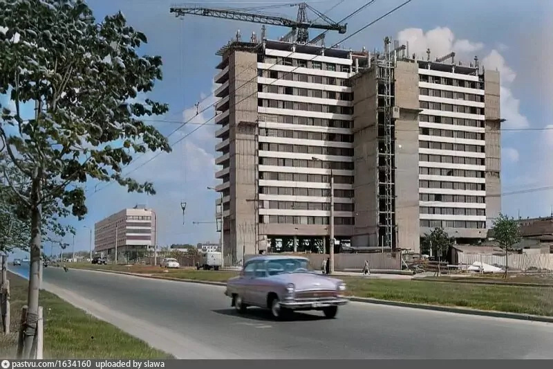 Строительство гостиницы "Дружба", 1967. Вид в сторону метро "Проспект Вернадского". Автор фото: Н.С. Грановский. С сайта www.pastvu.com.