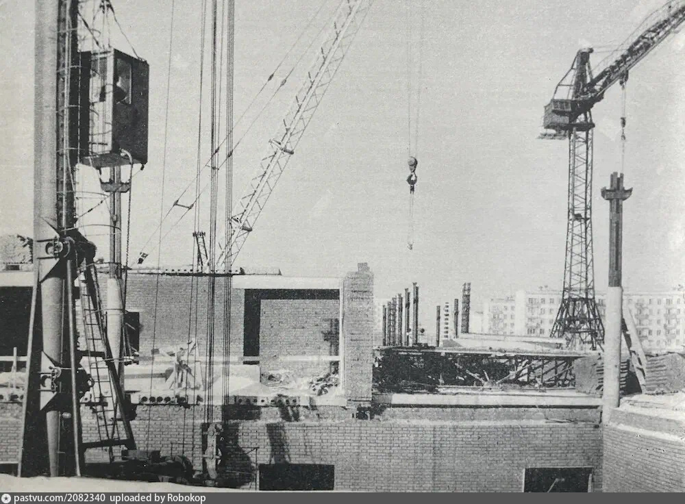 Строительство гостиницы "Дружба", 1965. С сайта www.pastvu.com.