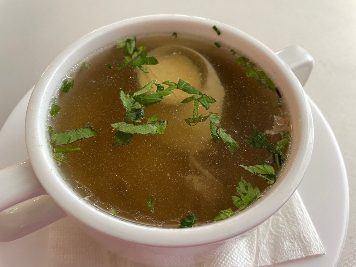    Кладу рюмку в кастрюлю: так варили наши бабушки - эта хитрость сделает обычный суп божественным