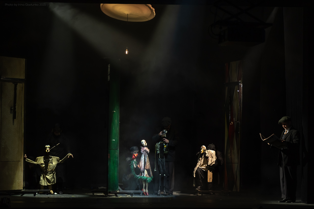 Фото со сцены из лф.группы театра