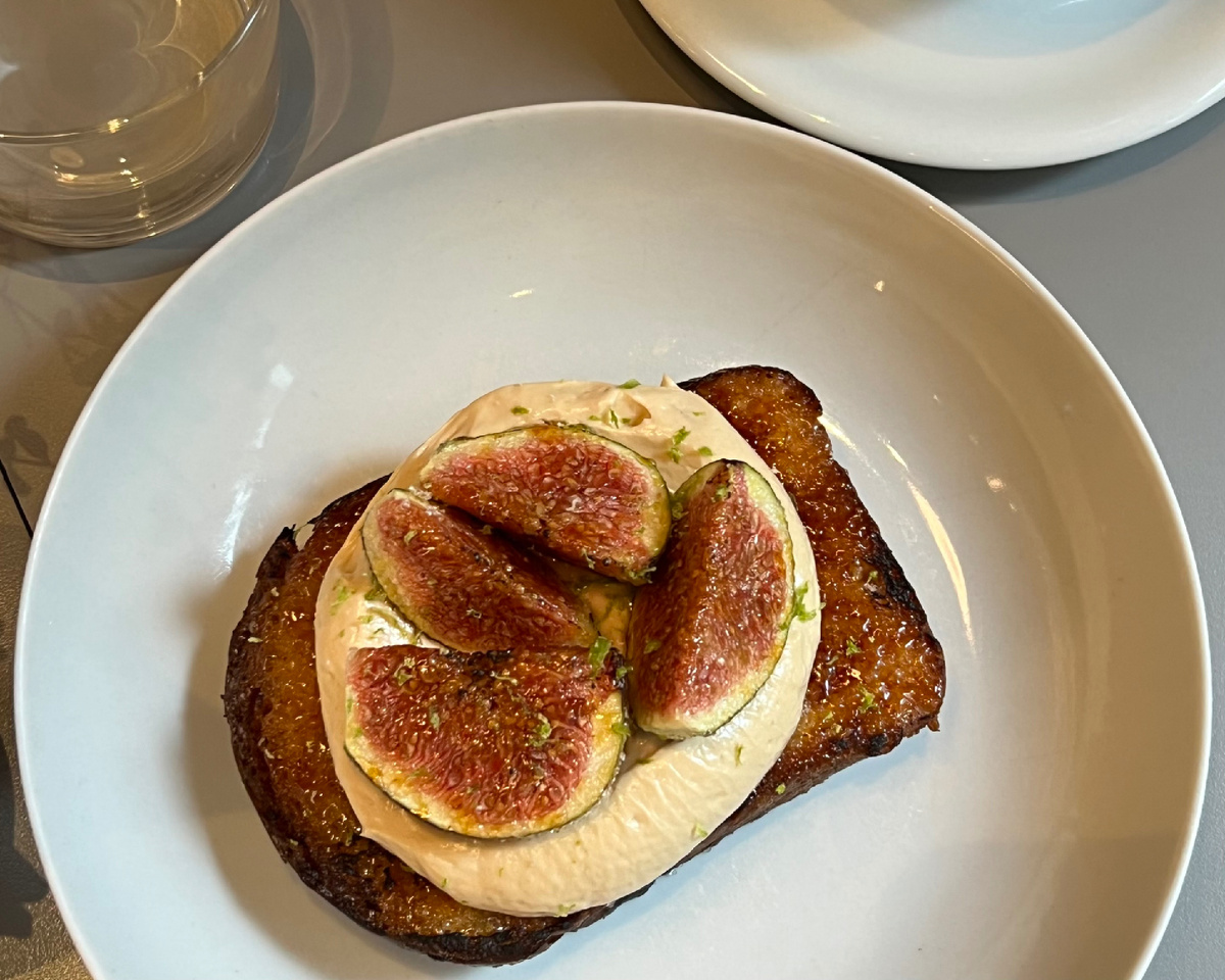 Тост с инжиром и кофейным кремом