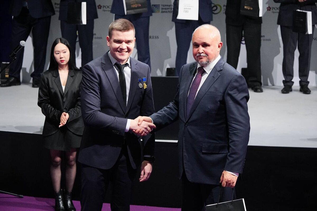    Медаль за мужество и почетные знаки вручил директору департамента Югры министр энергетики РФ