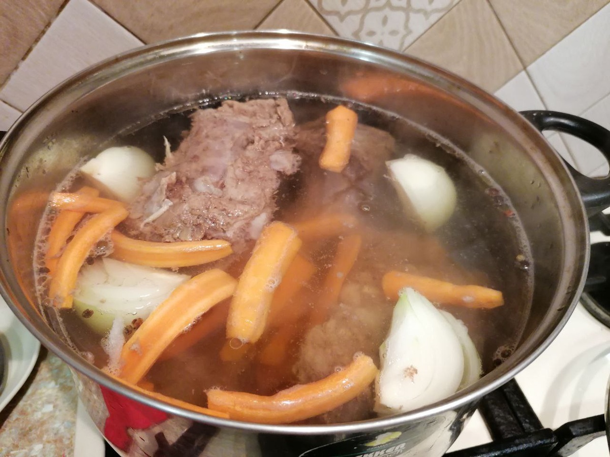 После снятия пены в бульон закладываю овощи. Фото автора