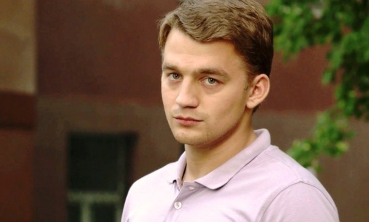 Артист год работал с логопедом, чтобы его приняли в театральный Чужой среди своих (2013