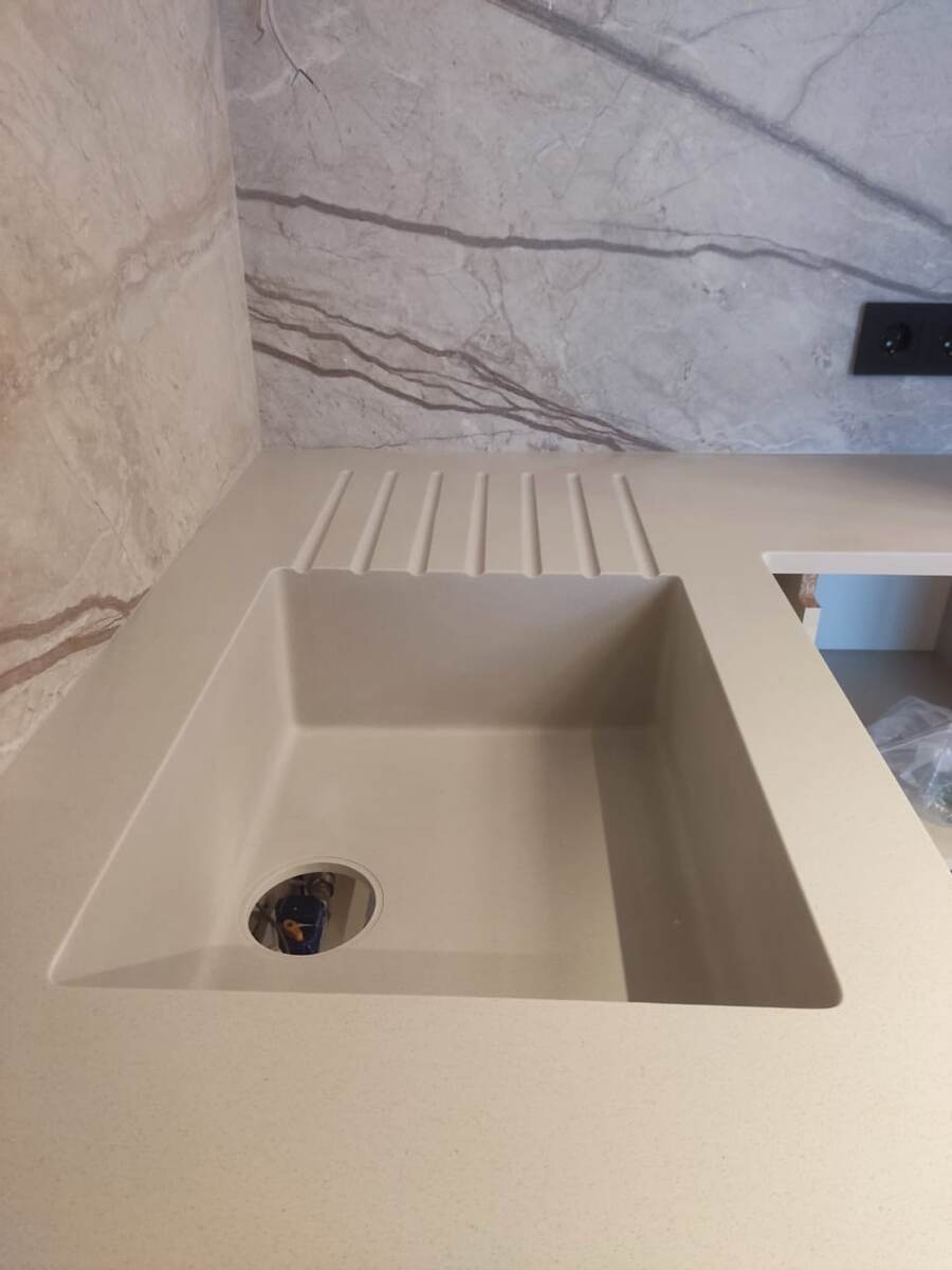 Столешница из акрилового камня с монолитной мойкой