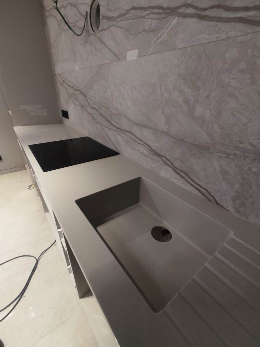 столешницы из акрилового камня с интегрированной раковиной