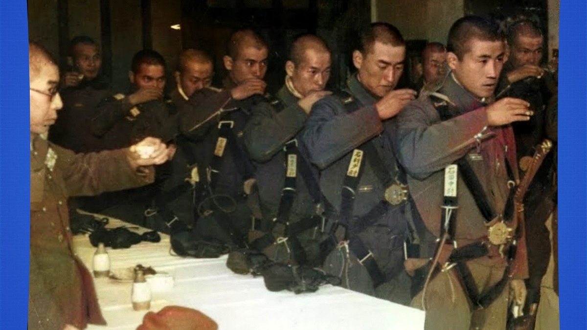 Пилоты-камикадзе выпивают по бокалу сакэ перед атакой во время битвы в заливе Лейте 10 декабря 1944 года.