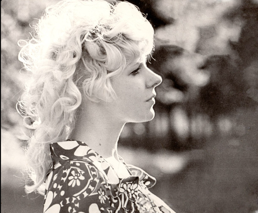 Золотые россыпи… души… ___________________________________
Людмила Кичигина
Людмила  Кичигина
http://stihi.ru/2020/11/22/10375

*****************LK
Собрать в  одно и приумножить
Девиз от Бога — мне  покой
И через  много лет ( быть  может)
Найдётся  человек  такой…
И всё , что  создано  в былое
Издаст  альбомы  и  стихи…
Дороже  золота  ведь  стоит
То..что  сейчас  из под  руки.
Пылится в множестве  тетрадей
А в интернете нарасхват…
Найдись  скорее Христа  ради
От Бога спонсор иль Сократ
Возможно Бог и  мне  подарит
В здоровье,счастье ,много  лет
Жизнь «супчик творческий» мне сварит
Из дисков  славы и  касет…
И зазвучат из окон  песни
Что собирала  много  лет
Стихи  ведь в песни, интересней
Всё  сохраню …то не  секрет.
Две  тысячи  стихов,их «души»
Дар  ангела ( так   много  лет)
Ну не спеши, постой , послушай
Читай  небес — земной  привет.
Не  пропадет  ни  стих , ни  песня
Хоть  «призрак  жизни» — интернет
Я знаю ..ангел  мой -кудесник
Их  сохранит  на  много  лет.
Всё  сохранит ..я точно  знаю
Былые  строки  воскресит..
Их по крупицам  собираю
Всё  вам  отдать душа  велит!
© Copyright: Людмила Кичигина, 2020
Свидетельство о публикации №120112210375