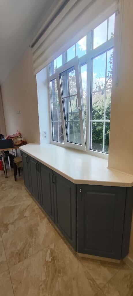 подоконник и рабочую поверхность стола из акрилового камня