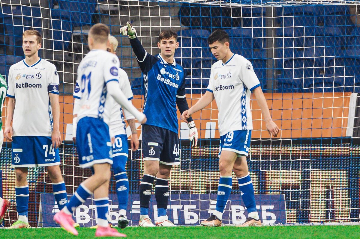 Курбан Расулов (в центре)